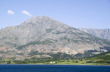 Yunanistan'daki Samothraki adasının denizden görünümü