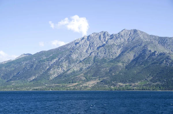 Uitzicht op het eiland Samothraki in Griekenland vanaf de zee — Stockfoto