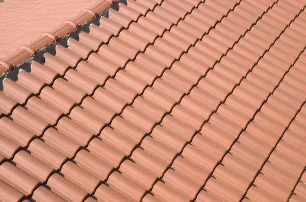 セラミック タイルの新しい屋根 — ストック写真