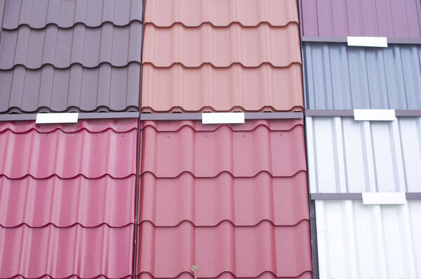 Новые металлические плитки в цехе для крыши
