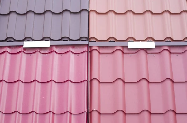 Nowe, różne płytki metalowe w sklepie na dach — Zdjęcie stockowe