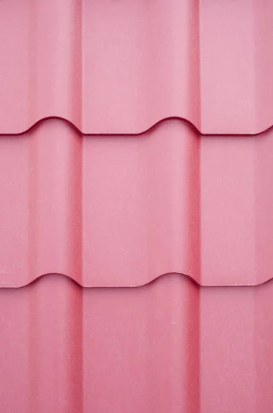Nuove mattonelle di metallo corrugate in negozio per il primo piano del tetto — Foto Stock