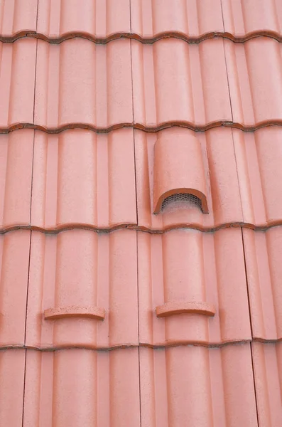 Nuevo techo con baldosas cerámicas y baldosas de ventilación — Foto de Stock