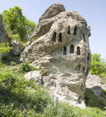 Vi üzerinde anket kaya üzerinde Trakya yamuk kaya kesim nişler
