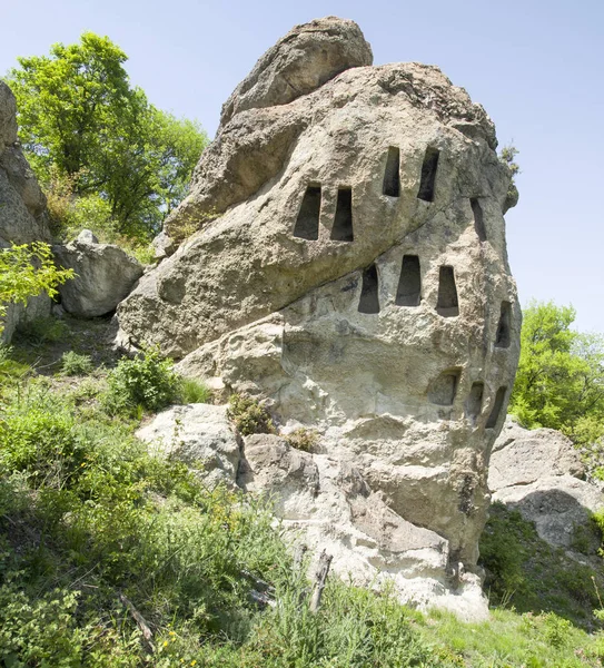 Thrakischen trapezförmigen Felsnischen auf Vermessungsfelsen über dem vi — Stockfoto