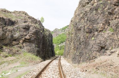 Bulgaristan'da dağdaki kayalıklara demiryolu kazıldı