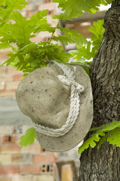 Старый мужчина грязная шляпа войлока на пятнах, прикрепленных к дереву — стоковое фото