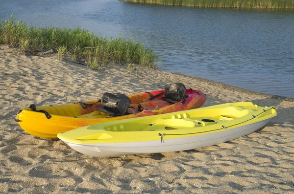 Due tipi di kayak due posti sit-on-top sulla riva sabbiosa del — Foto Stock