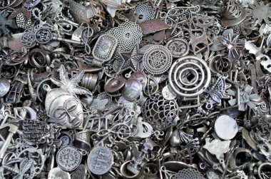 Bir yığın yeni ucuz metal mücevher dolabı.