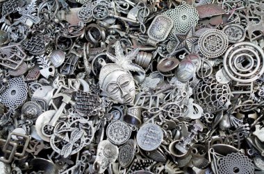 Bir yığın yeni ucuz metal mücevher dolabı.