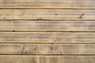 Güneşli bölgede yeni kahverengi duvar.