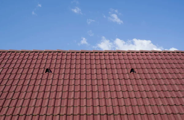 Novo Telhado Azulejos Com Ventilação Telhado Aguçado Azul — Fotografia de Stock