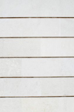 Duvarda yeni beyaz taş levhalar var.