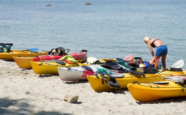 Muchos Coloridos Kayak Tándem Mar Playa Soleado — Foto de Stock