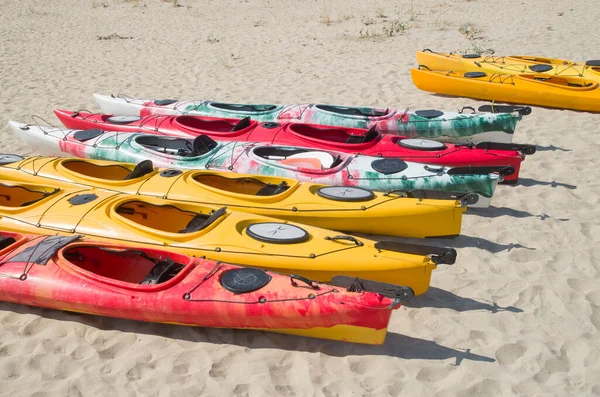 在阳光明媚的大海里 许多五彩缤纷的海皮划艇在海滩上 — 图库照片