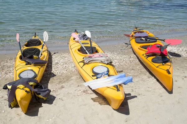 Tre Kayak Tandem Mare Giallo Sulla Spiaggia Soleggiata — Foto Stock