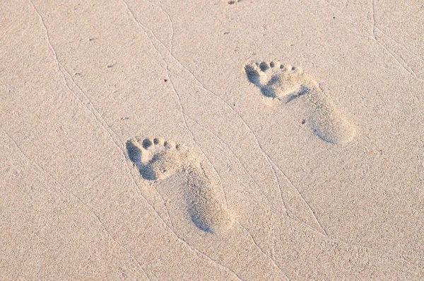 Voetafdrukken Natte Zee Zand Closeu — Stockfoto