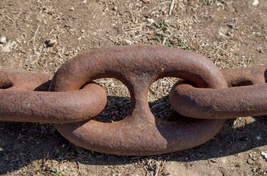 Büyük, kaba, paslı zincir. Yaklaş.