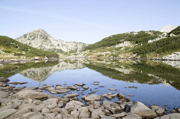 Pic Muratov Son Reflet Dans Lac Banderishko Frog Dans Parc — Photo