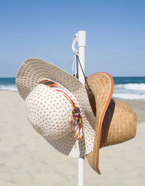 Sun Sea Sky Male Female Straw Hats Summer Beach — Stock Photo, Image