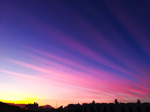 Gyönyörű Sötét Narancssárga Esti Szépség Felhők Naplementekor Hajnalban Nap Sugarai — Stock Fotó