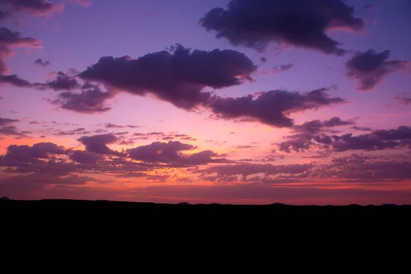 Schöne Dunkelorangefarbene Abendschönheit Und Wolken Bei Sonnenuntergang Blick Auf Die — Stockfoto