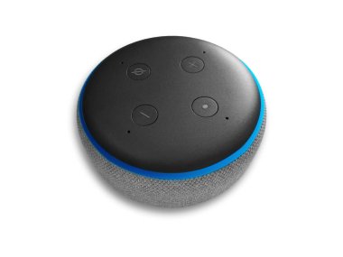 New York / ABD - 5 Şubat 2020: Amazon Echo Dot Black 3. nesil ses tanıma sistemine sahip hoparlör, beyaz arka planda izole edilmiş - Alexa asistanı ile akıllı hoparlör