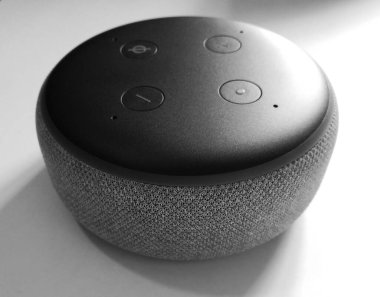 New York / ABD - 5 Şubat 2020: Amazon Echo Dot Black 3. nesil - ses tanıma, beyaz arka planda izole - Alexa asistanı ile akıllı konuşmacı