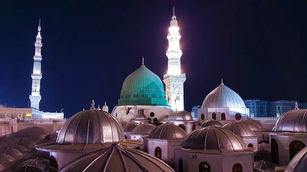 メディナ サウジアラビア Jun 2015 預言者ムハンマド モスク 夜のナワウィのアル マスジド ウムラとハッジ イスラム教徒の聖地 ストックフォト
