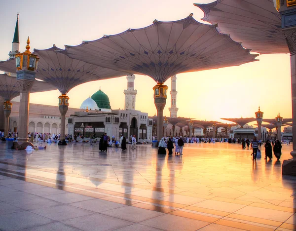 メディナ サウジアラビア 2013年5月17日 預言者ムハンマド モスク マスジド ナワウィ ウムラとハッジの旅 ロイヤリティフリーのストック写真