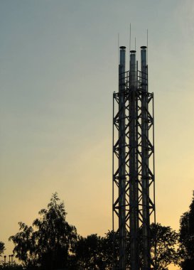 Akşamları yüksek voltaj kulesi 