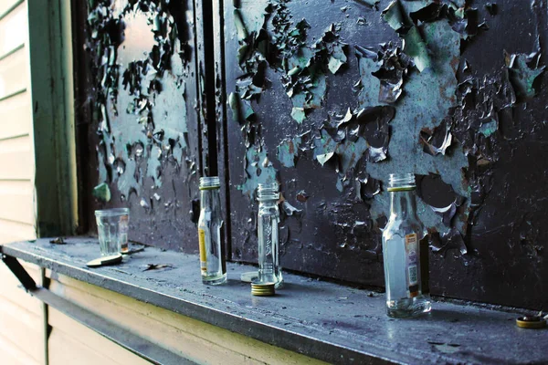 Bottiglie Vetro Sul Vecchio Sfondo Metallo — Foto Stock
