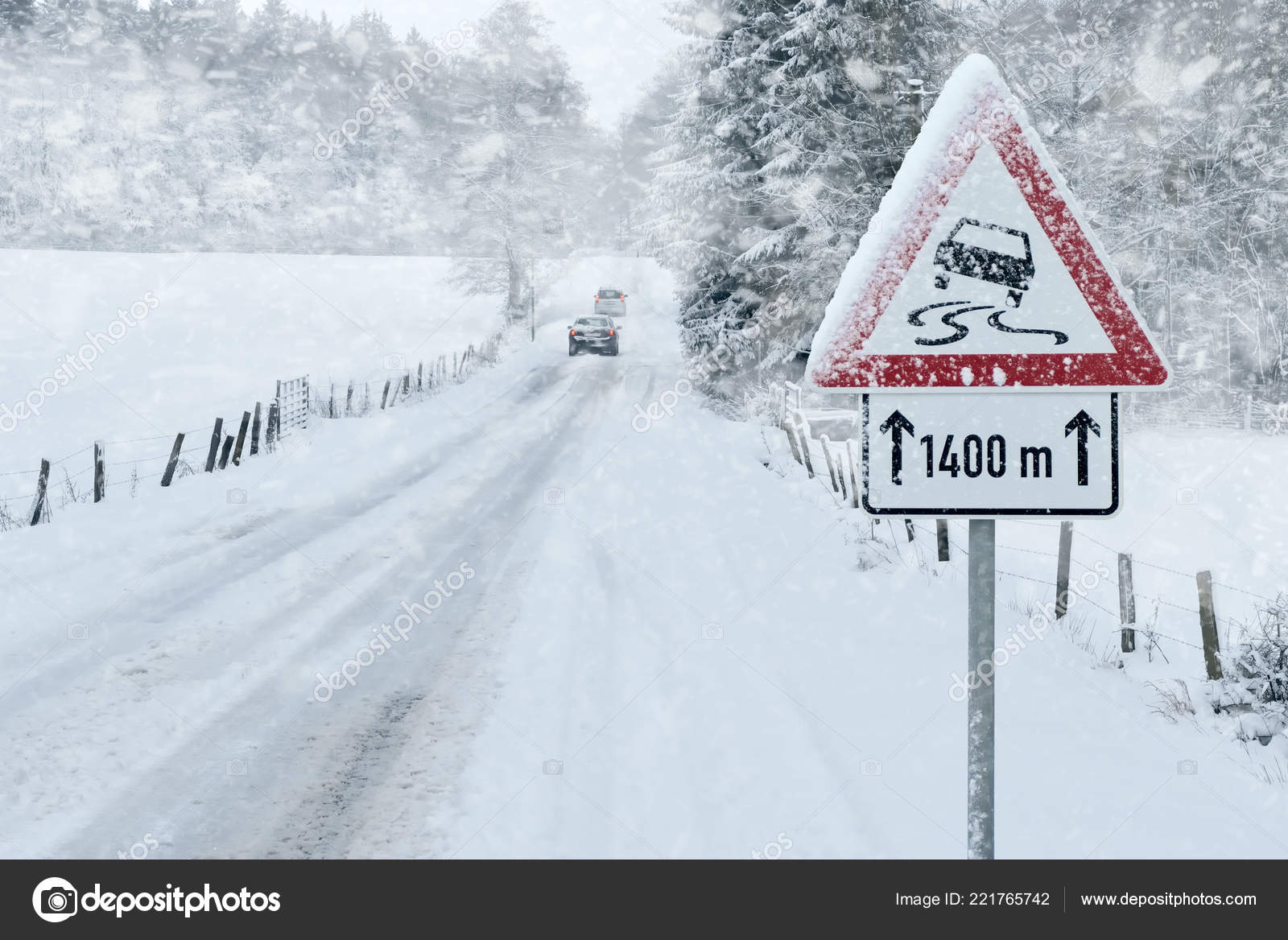 Warnschild Unfall und Warnleuchte an einer Straße mit Schneematsch.