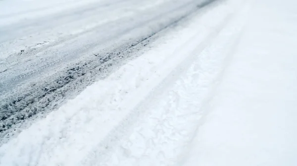 Fondo Conducción Invierno Carretera Nevada Con Huellas Neumáticos — Foto de Stock