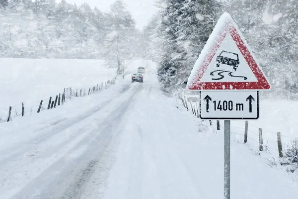 Conducción Invierno Camino Nevado Con Señal Advertencia —  Fotos de Stock