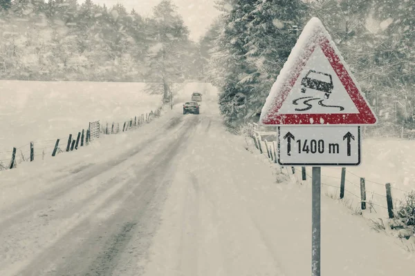 Winter Driving Snowy Road Com Sinal Aviso — Fotografia de Stock