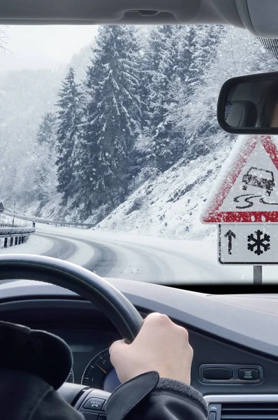 Vinterkörning Snowy Road Med Varningsskylt Stockbild