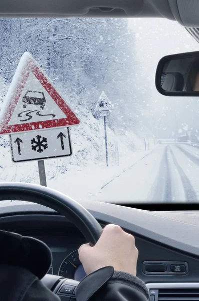 Χειμερινή Οδήγηση Βαριές Χιονοπτώσεις Ένα Ορεινό Δρόμο Οδήγηση Γίνεται Επικίνδυνη Royalty Free Φωτογραφίες Αρχείου
