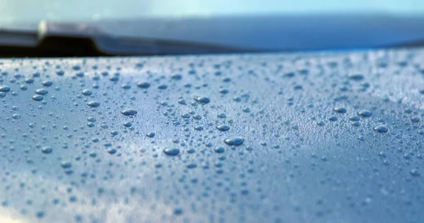 Schöne Wassertropfen Auf Der Polierten Motorhaube Eines Sauberen Autos Geringe Stockfoto