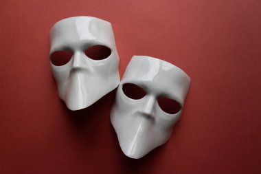 Moda teraslarında beyaz maskeli tiyatro konsepti. Anonimous, Incognito, Conspiracy konsepti. Mesaj için yer. Düz yatış stili. Üst görünüm
