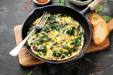 Bebek ıspanaklı omlet, dökme demir tavada, sağlıklı kahvaltı..