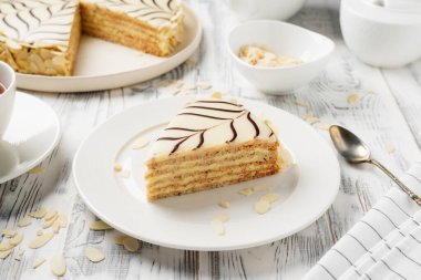 Esterhazy- beyaz ahşap arka planda badem ve cevizli geleneksel pasta. Macarca, Avusturya tatlısı.