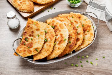 Geleneksel Rus usulü kızarmış etli turtalar - chebureki.