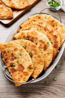 Geleneksel Rus usulü kızarmış etli turtalar - chebureki.