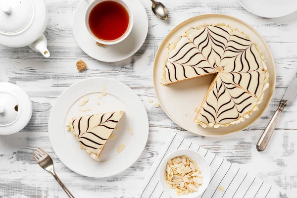 Esterhazy Torta Tradizionale Con Mandorle Praline Uno Sfondo Legno Bianco — Foto Stock