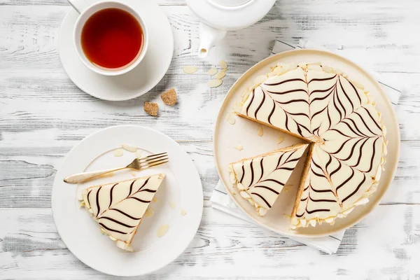 Esterhazy Torta Tradizionale Con Mandorle Praline Uno Sfondo Legno Bianco — Foto Stock