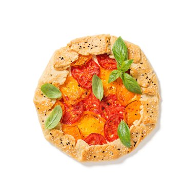 Beyaz arka planda izole edilmiş renkli domatesler ve fesleğen yapraklarıyla nefis ev yapımı açık turta (galette).
