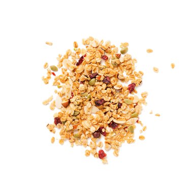 Beyaz arka planda kurumuş meyve ve fındıklı granola.