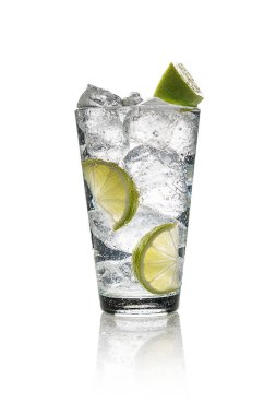 Limonlu ve buzlu bir bardak soğuk su. Beyaz arkaplanda izole