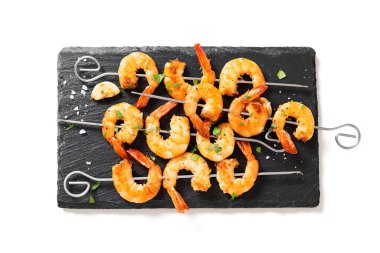 Limonlu ızgara kaplan karidesi. beyaz arkaplanda izole